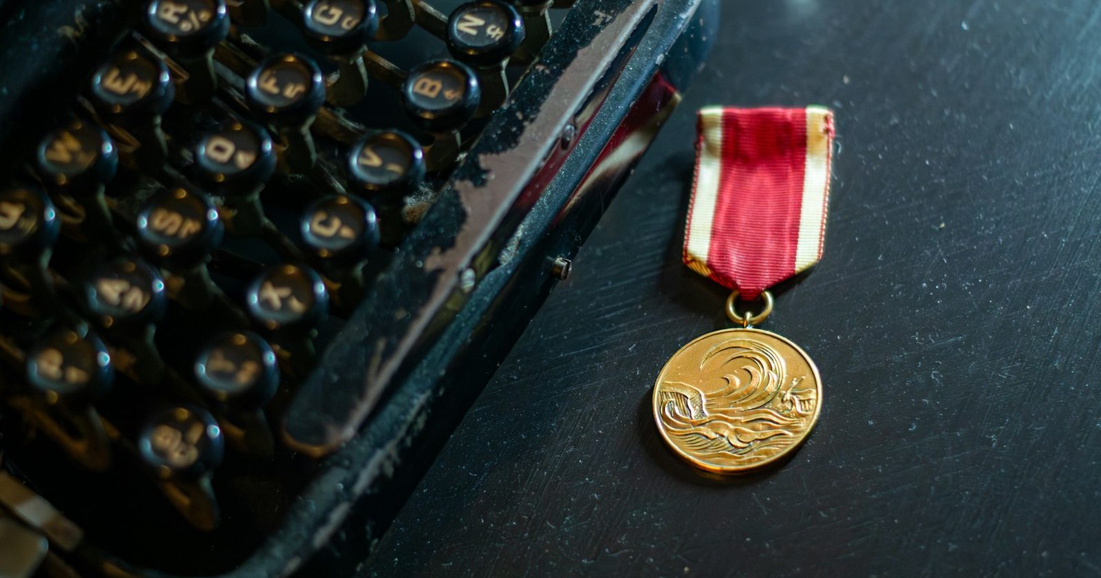 Lentali medal va eski yozuv mashinkasi